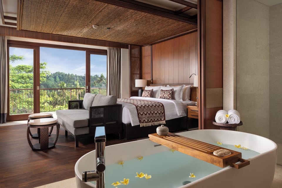 Premier Suite | In-room safe, desk, iron/ironing board, free cribs/infant beds
