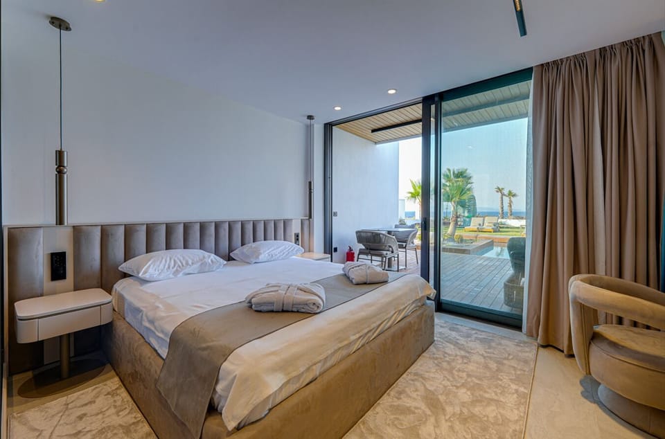Superior Studio Suite | Tempur-Pedic beds, free minibar items, laptop workspace, free WiFi