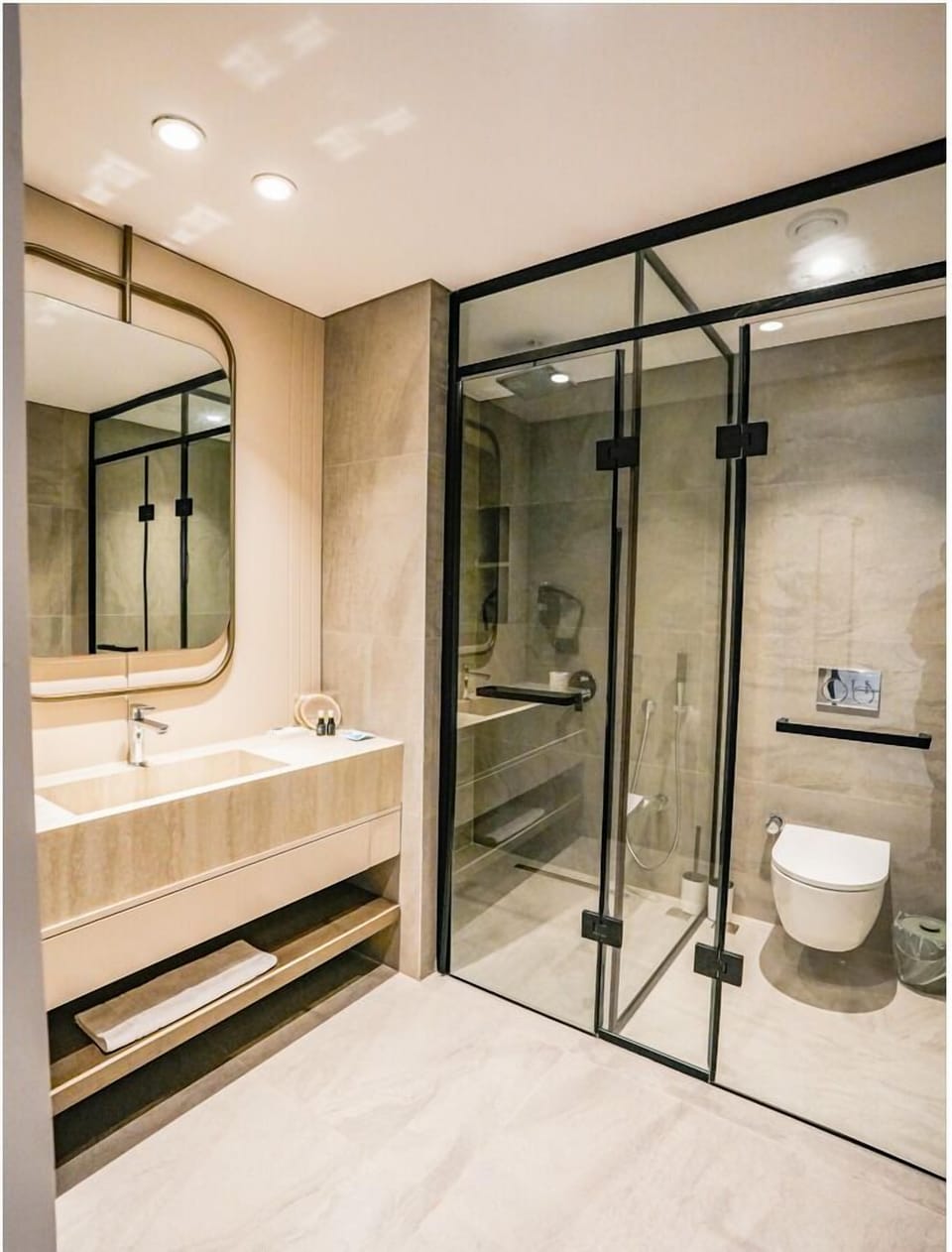 Deluxe Room | Tempur-Pedic beds, free minibar items, laptop workspace, free WiFi