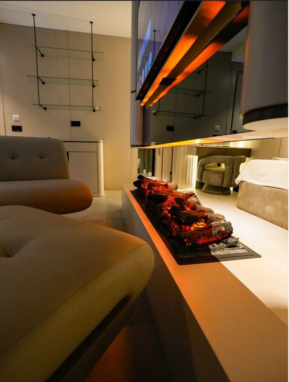 Romantic Room | Tempur-Pedic beds, free minibar items, laptop workspace, free WiFi