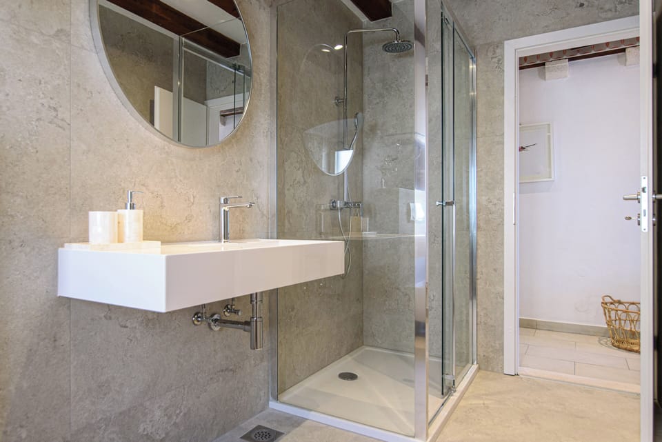 Superior Double Room, 1 Queen Bed | Bathroom | Free toiletries, hair dryer, towels, toilet paper