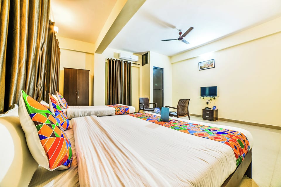 Family Room | Desk, laptop workspace, free WiFi