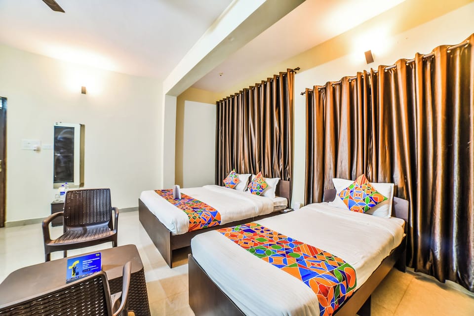 Family Room | Desk, laptop workspace, free WiFi