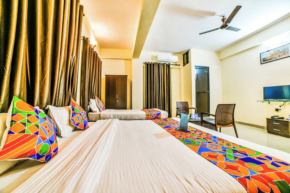 Family Room | Desk, laptop workspace, free WiFi