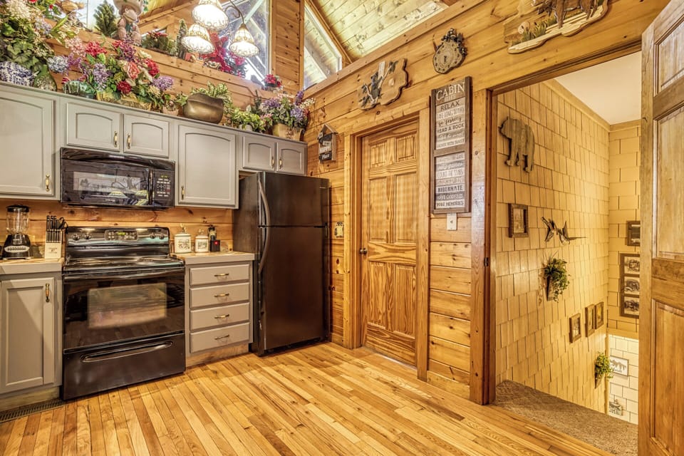 Wears Valley Cabin with an Indoor Pool "Wet and Wild" - Fully furnished kitchen with microwave
