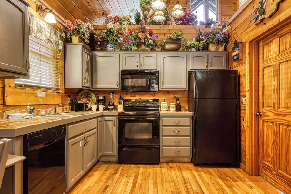 Pigeon Forge Cabin with an Indoor Pool "Wet and Wild" - Fully furnished kitchen