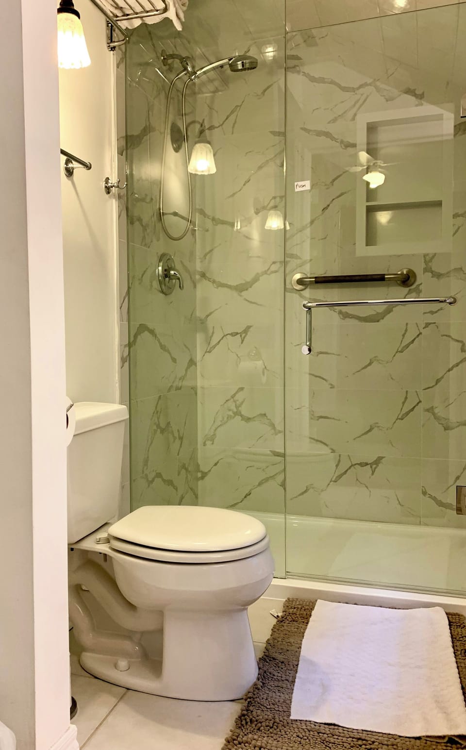 Ellis | Bathroom | Free toiletries, hair dryer, towels