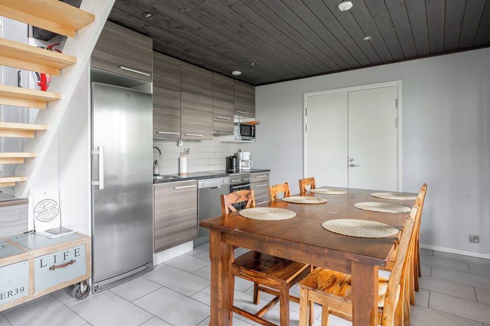 Superior Duplex, Multiple Beds, Pets Allowed, Lake View | Private kitchen | Fridge, microwave, oven, stovetop