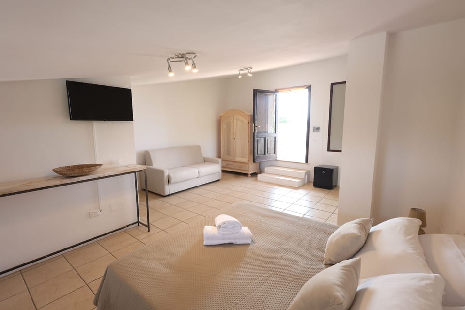 Comfort Double Room, Garden View | WiFi (free), bed sheets