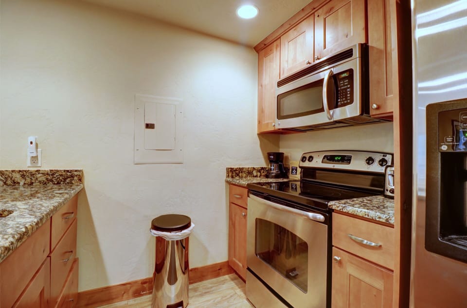 Studio | Private kitchen | Fridge, oven, coffee/tea maker, toaster