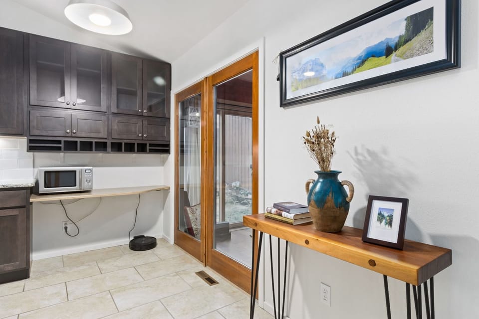 House, Multiple Beds, Patio, Garden View (1916 Winterberry Way) | Interior