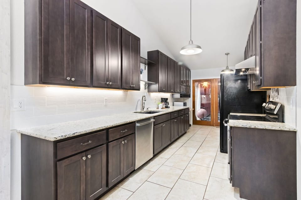 House, Multiple Beds, Patio, Garden View (1916 Winterberry Way) | Private kitchen | Fridge, microwave, oven, stovetop