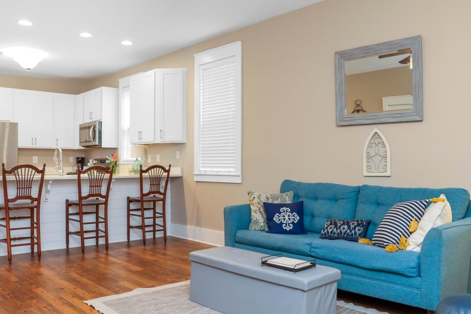 House, Multiple Beds (Barefoot Cottage B37 - The B's Knees) | Living area