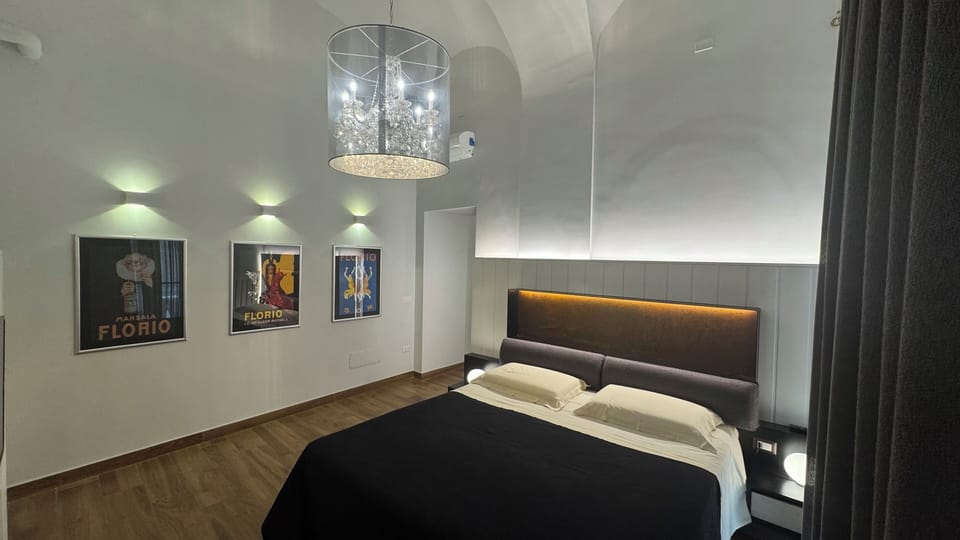 Junior Suite, 1 King Bed with Sofa bed, Non Smoking, Housekeeping | Minibar, in-room safe, blackout drapes, soundproofing