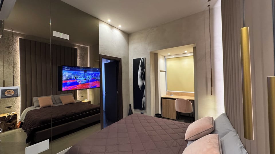 Deluxe Double Room | Minibar, in-room safe, blackout drapes, soundproofing