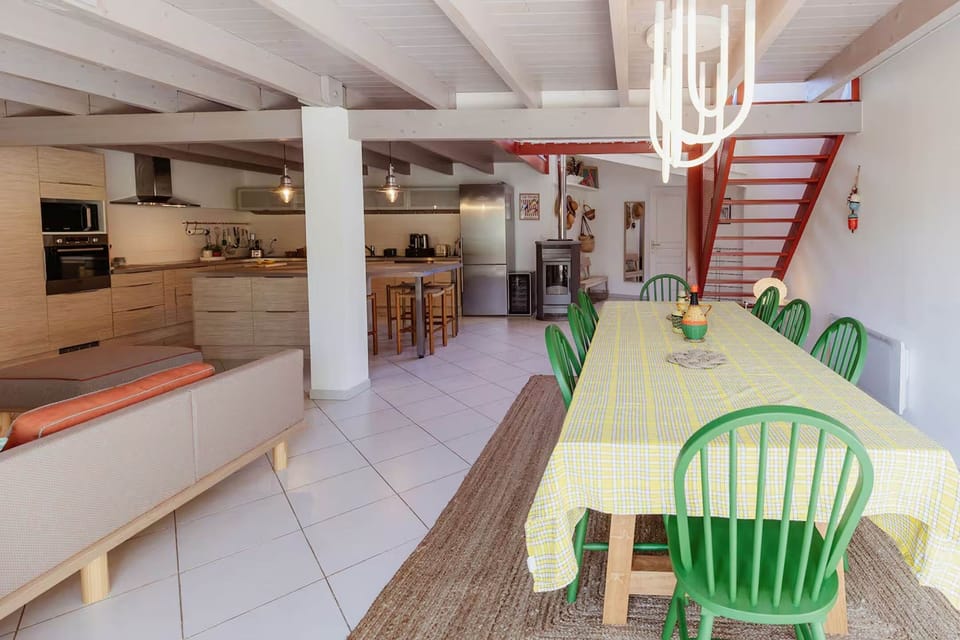 Le Chai Roudoudou, salle à manger, cuisine, salon, poêle à granulé