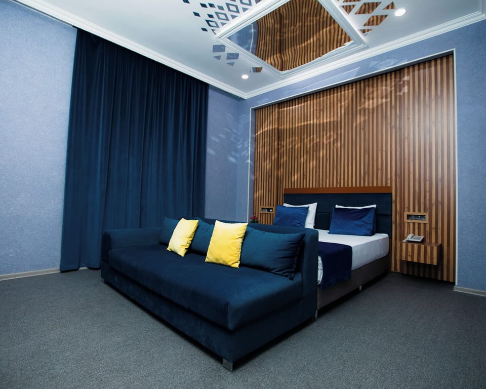 Minibar, desk, iron/ironing board, WiFi
