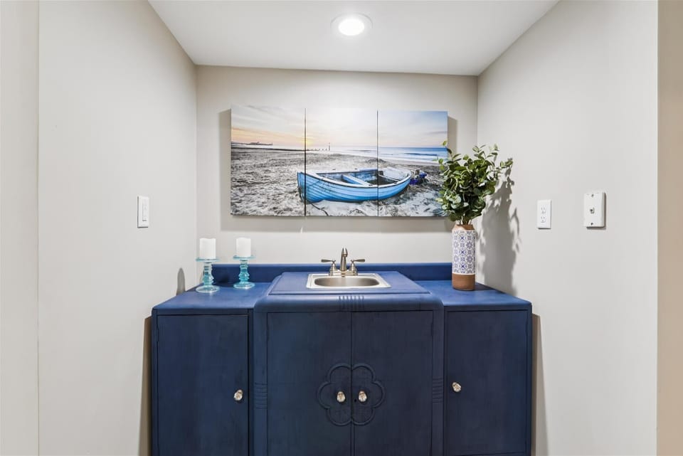 Wet Bar at 1 Bayberry Lane