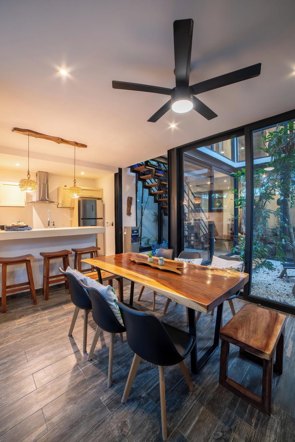 Casual Dining & Breakfast Bar
