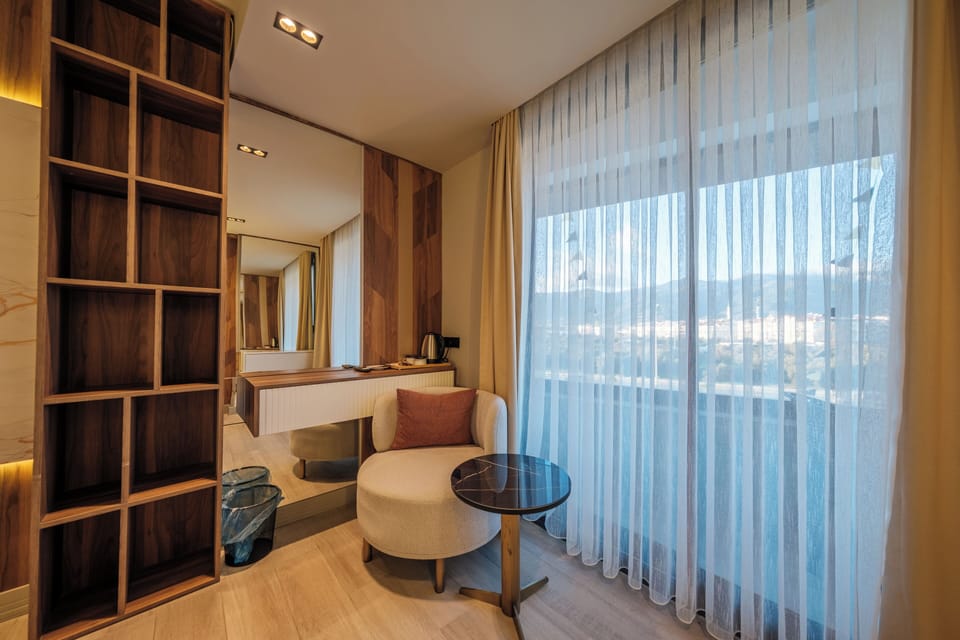 Classic Double Room, Balcony, City View | Living area