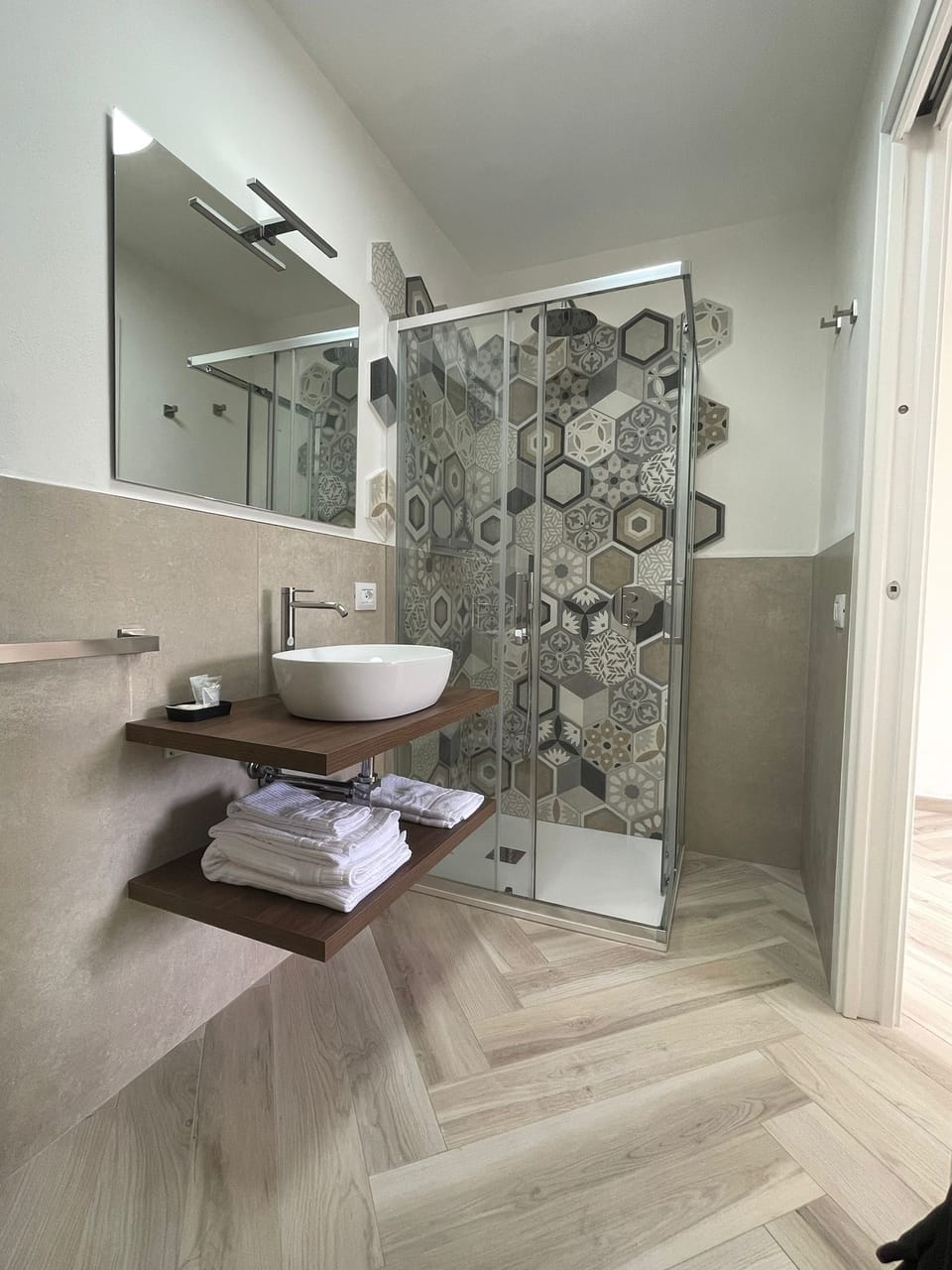 Comfort Double or Twin Room | Bathroom | Shower, hair dryer, bidet, towels