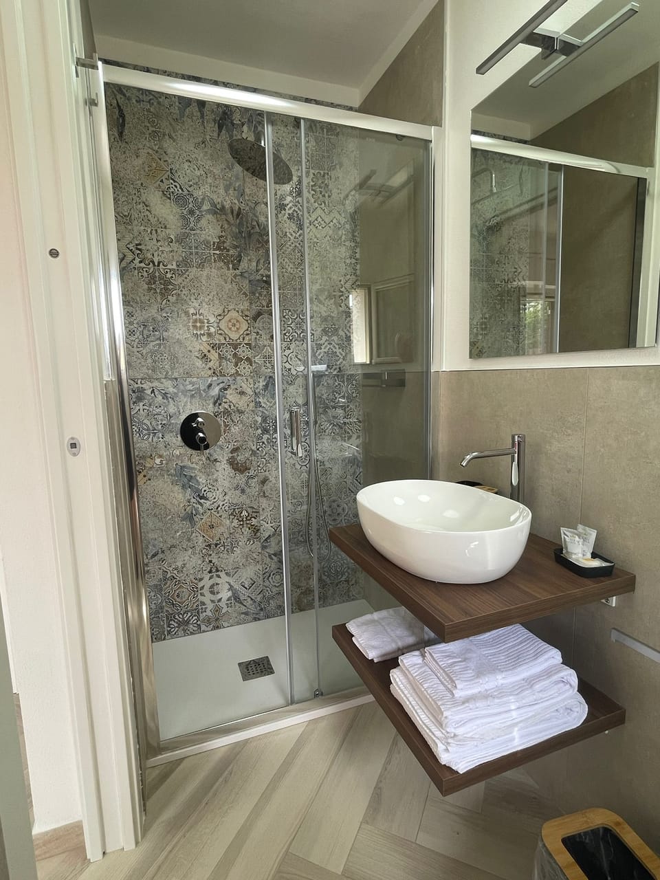 Classic Double or Twin Room | Bathroom | Shower, hair dryer, bidet, towels