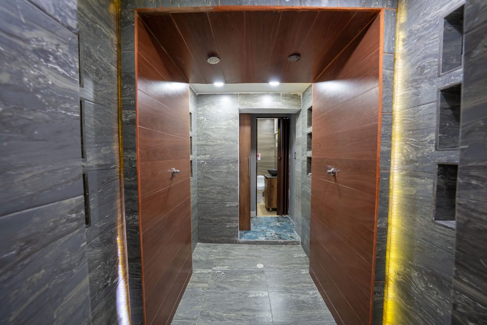 Huge Shower fit for two people!
