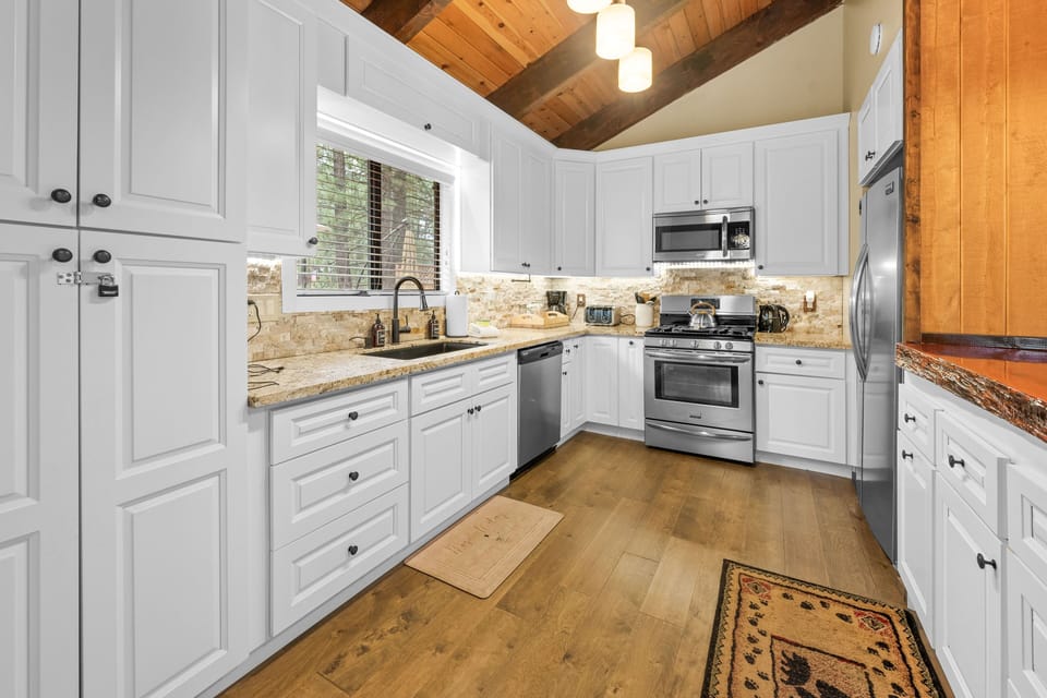 Signature Cabin, 3 Bedrooms, Non Smoking, Kitchen | Private kitchen | Fridge, microwave, oven, stovetop