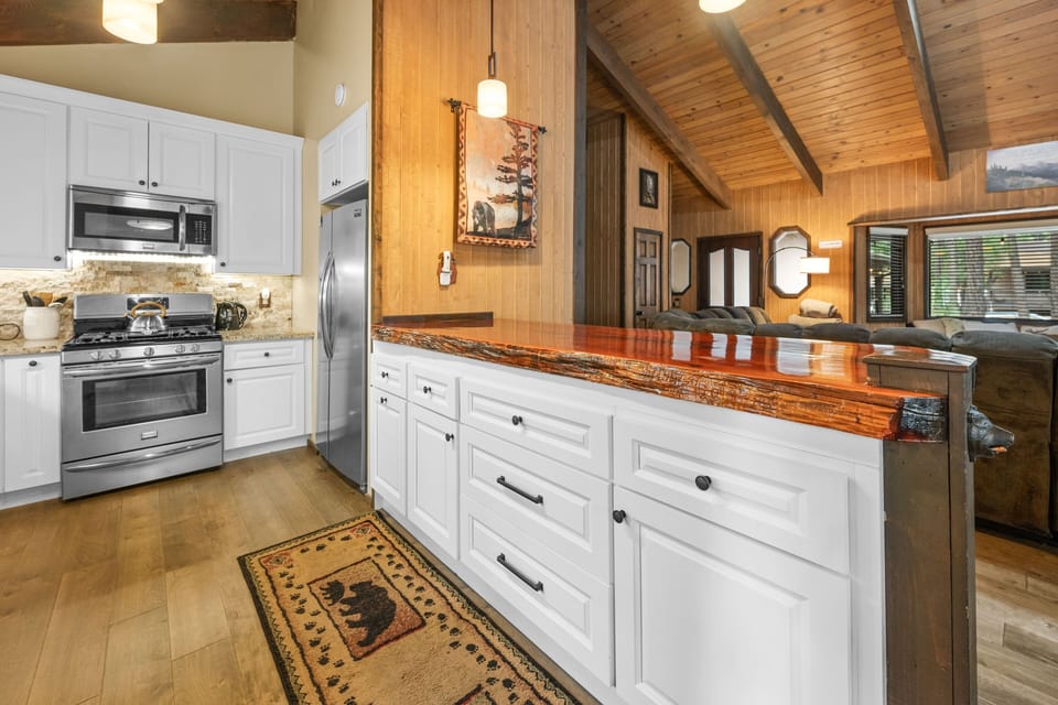 Signature Cabin, 3 Bedrooms, Non Smoking, Kitchen | Private kitchen | Fridge, microwave, oven, stovetop