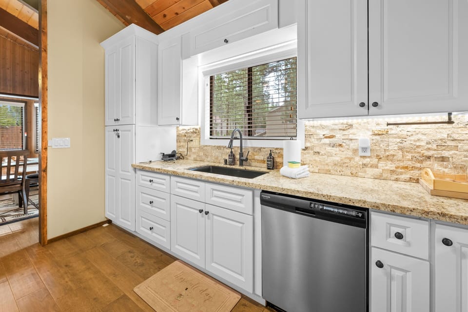 Signature Cabin, 3 Bedrooms, Non Smoking, Kitchen | Private kitchen | Fridge, microwave, oven, stovetop