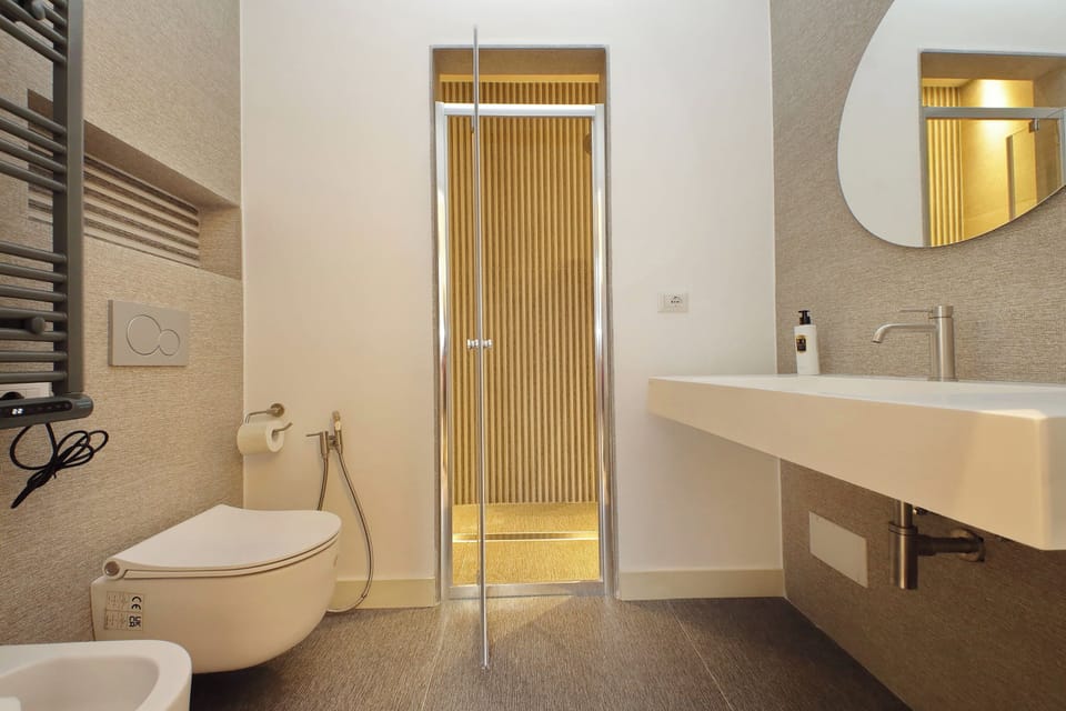 Deluxe Double Room | Bathroom | Shower, hair dryer, bidet, towels