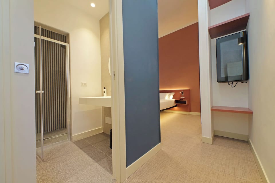 Deluxe Double Room | Bathroom | Shower, hair dryer, bidet, towels