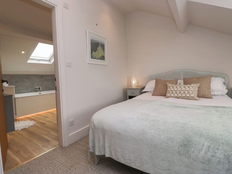 2 bedrooms, individually decorated, individually furnished, free WiFi