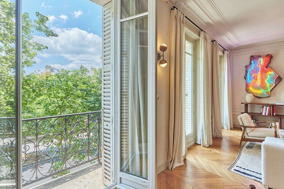 Salon avec espace repas et balcon
