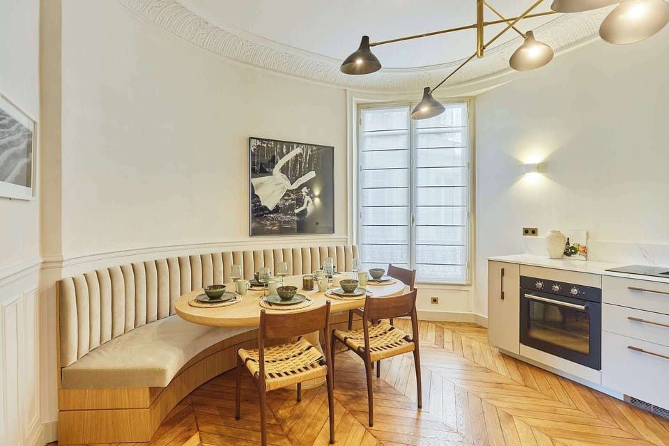 Cuisine entièrement équipée avec espace repas