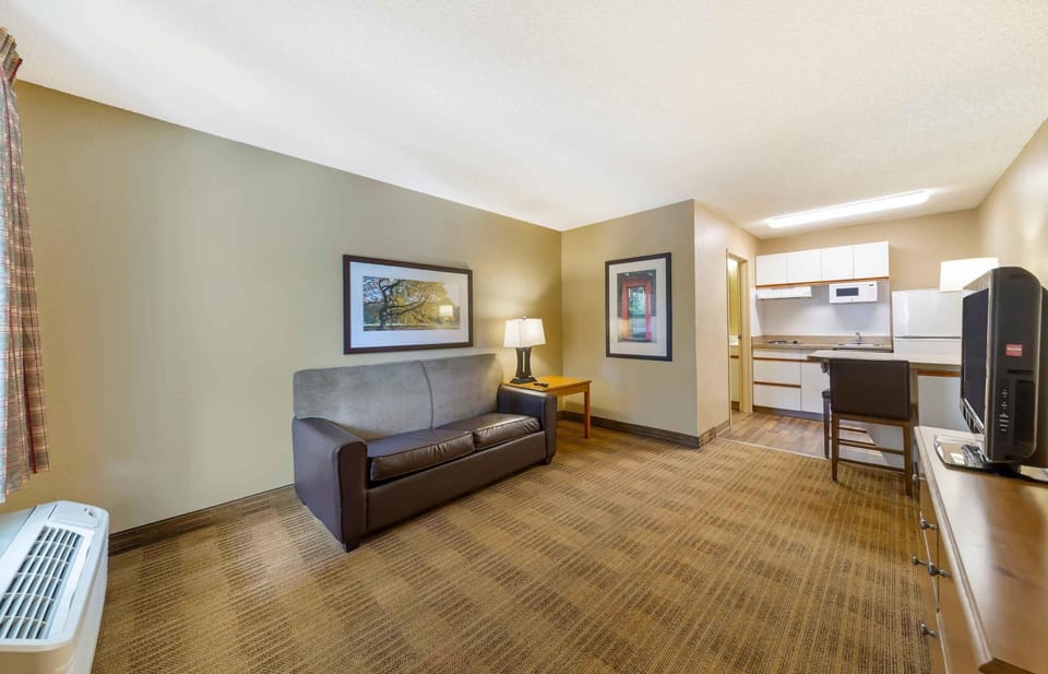 Desk, laptop workspace, iron/ironing board, free WiFi