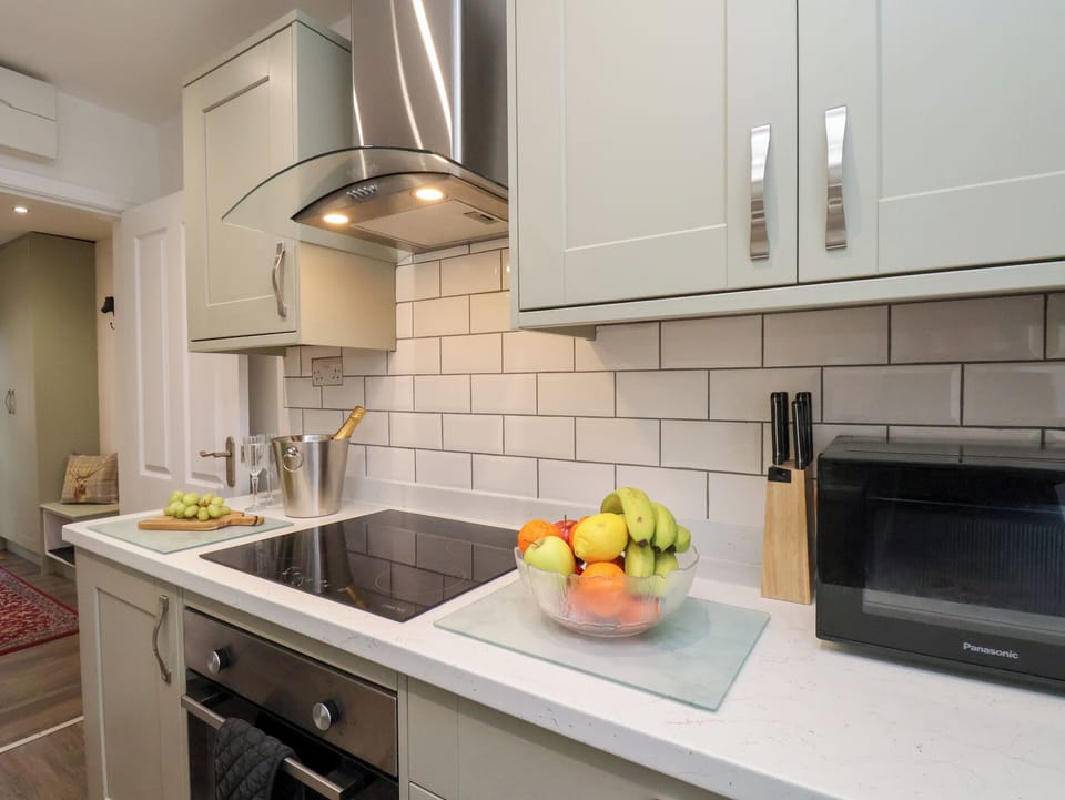Cottage | Private kitchen | Dishwasher, cookware/dishes/utensils