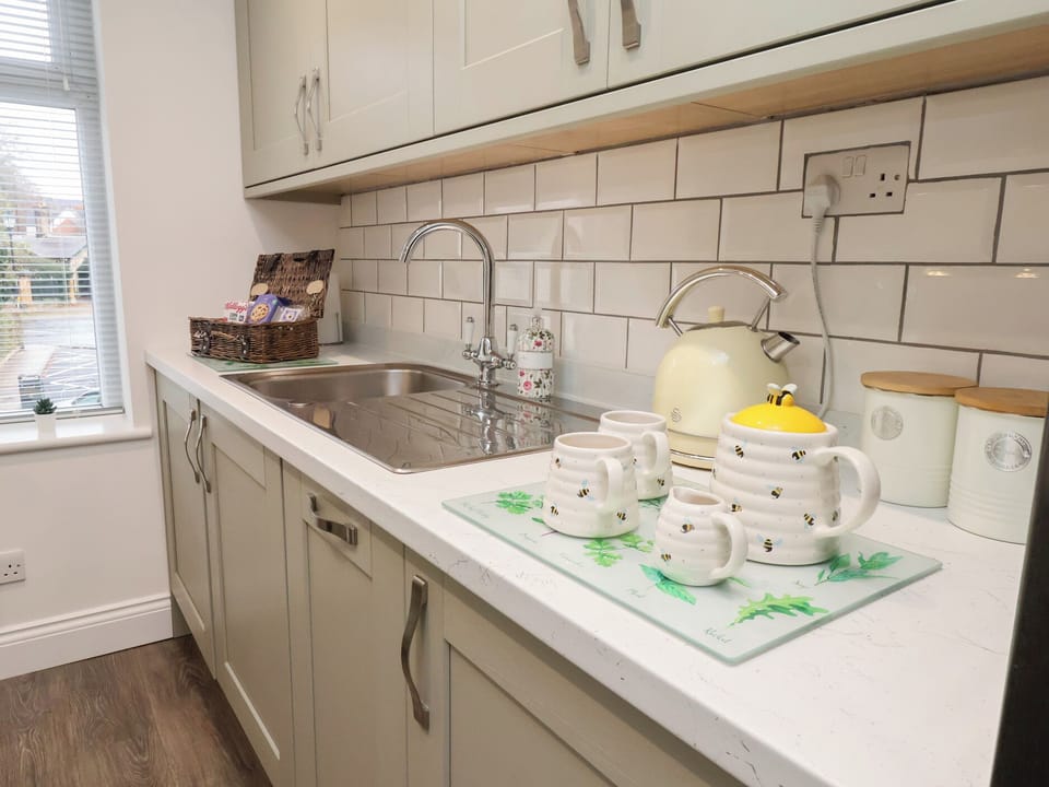 Cottage | Private kitchen | Dishwasher, cookware/dishes/utensils