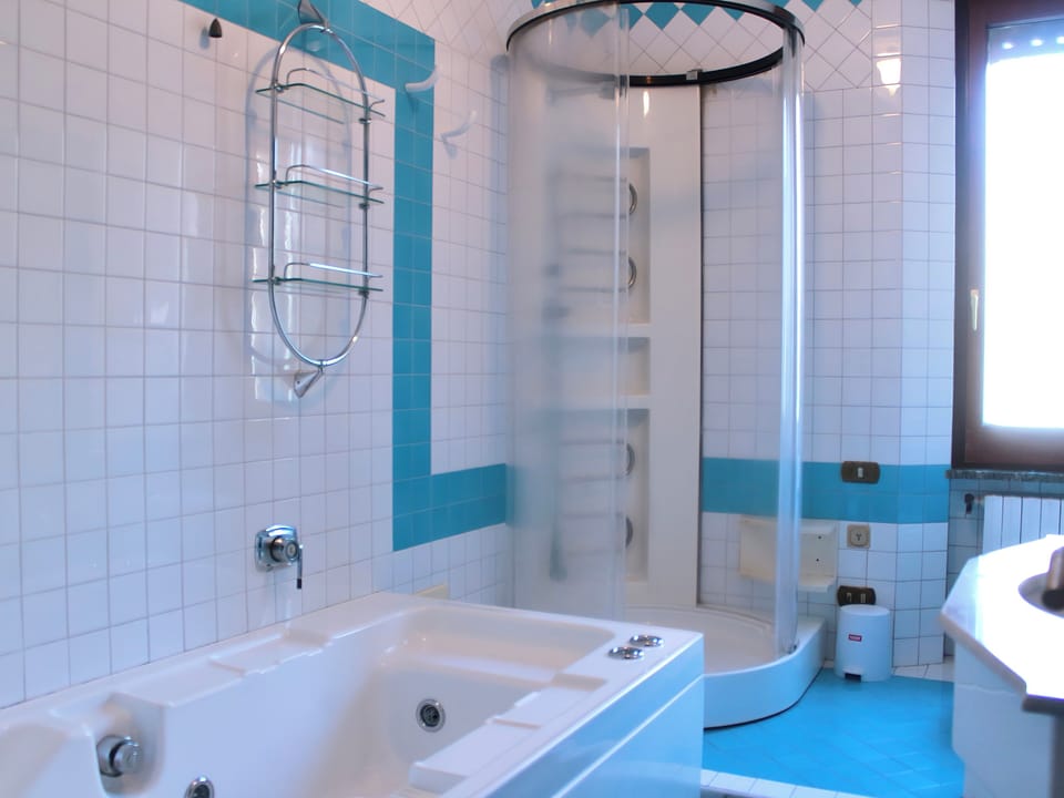 Comfort Condo, Balcony | Bathroom | Separate tub and shower, hair dryer, bidet, towels