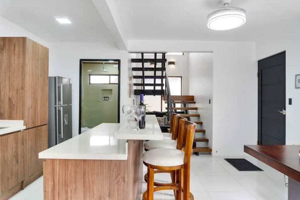 Fully equipped kitchen, induction stove, island for 3, dining for 5, TV Netflix.