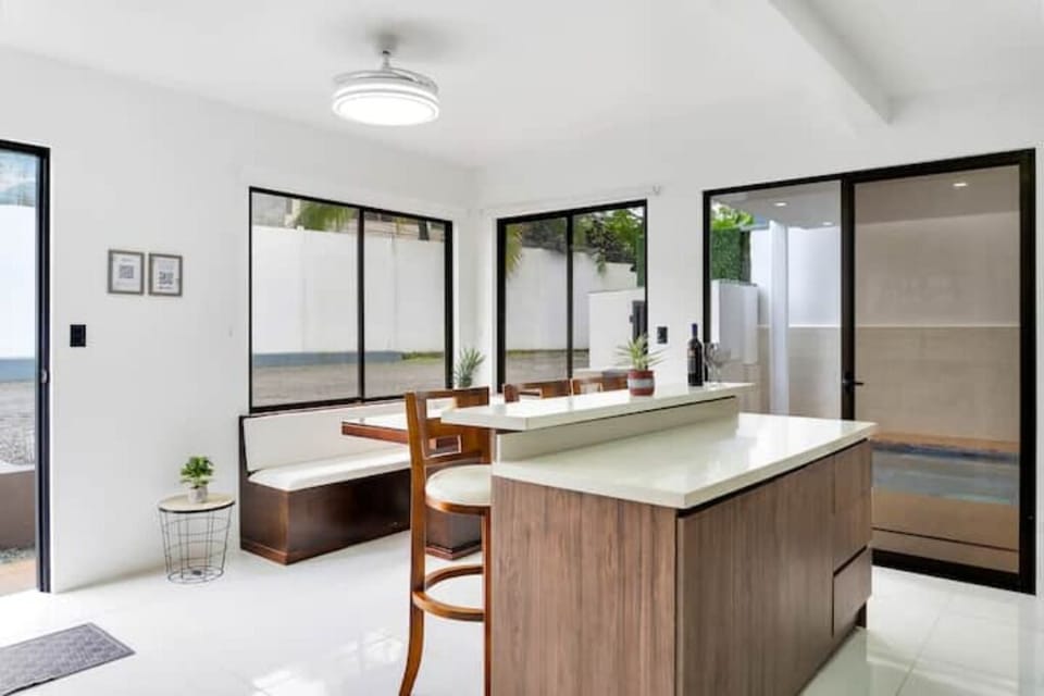 Fully equipped kitchen, induction stove, island for 3, dining for 5, TV Netflix.