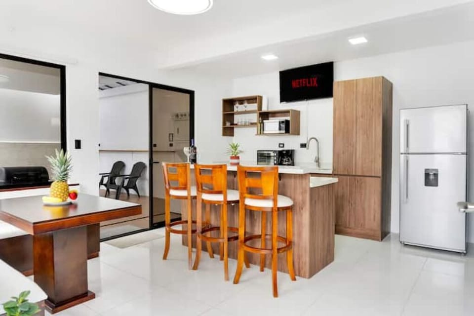 Fully equipped kitchen, induction stove, island for 3, dining for 5, TV Netflix.