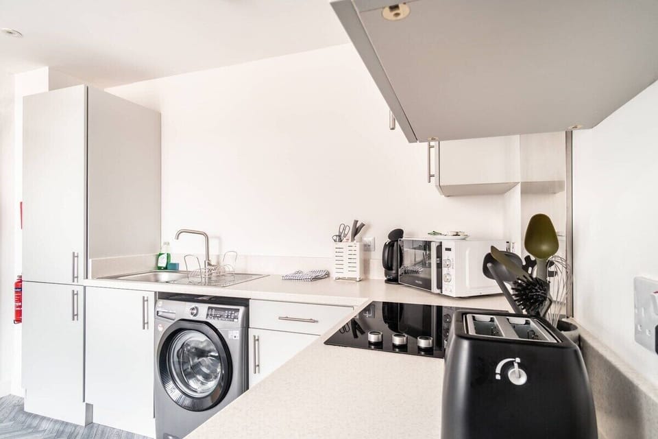 Neat & Organised – Easy to find everything you need, from utensils to cookware.
