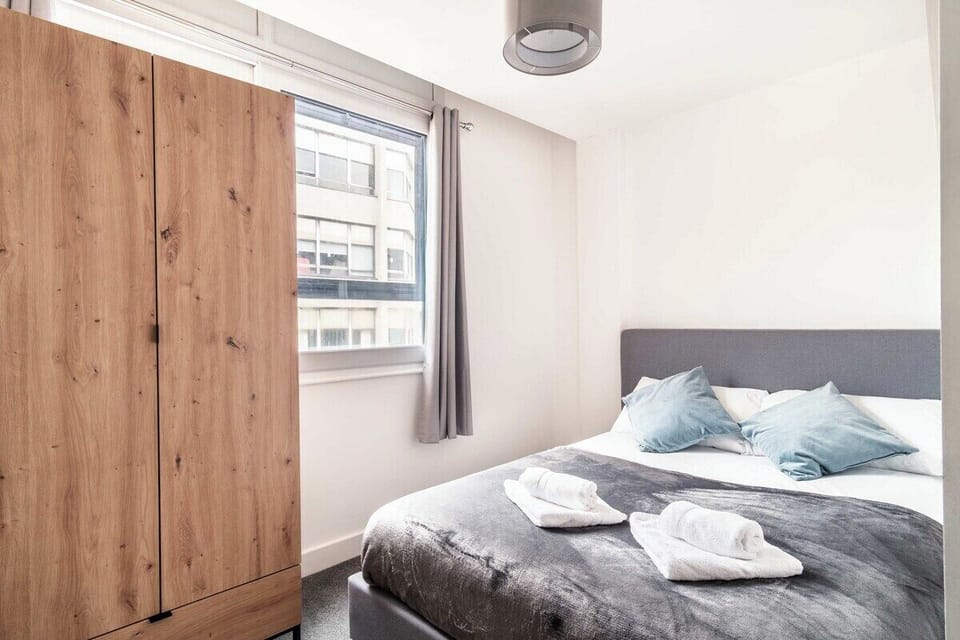 Simple & Stylish – A peaceful retreat with neutral tones and tasteful décor.