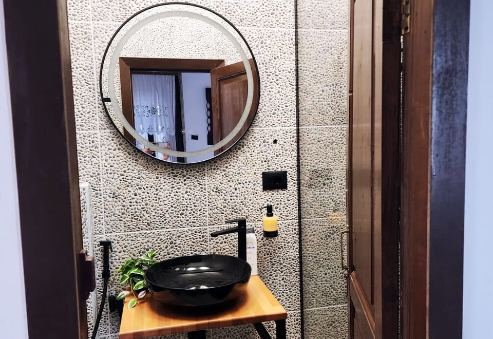 Triple Room | Bathroom | Shower, free toiletries, hair dryer, towels