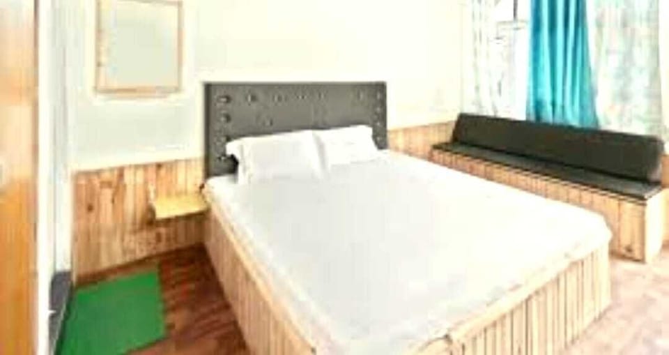 Deluxe Double Room, Mountain View | WiFi (free), bed sheets