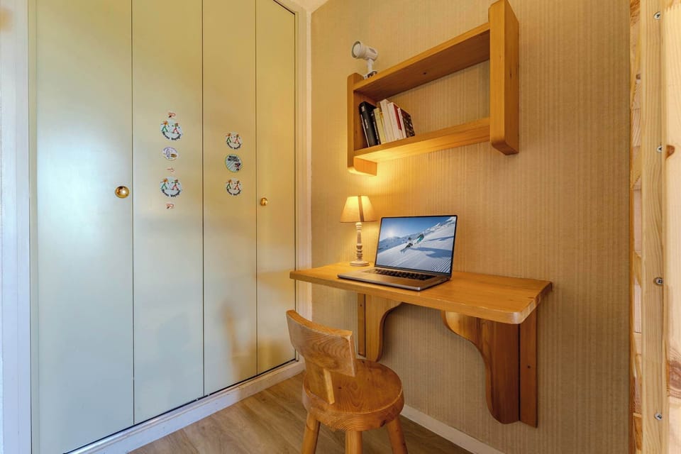 Your cozy mountain workstation – ideal for reading, remote work, or planning your next ski or hiking adventure.