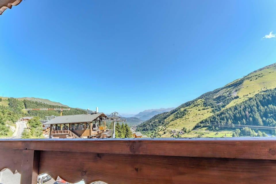 Stay just steps from the ski lifts and trails – enjoy direct views of the gondolas and Méribel’s majestic alpine landscape from your own balcony.