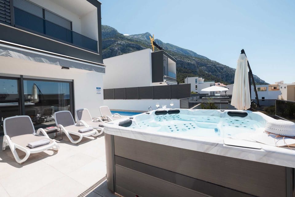 Outdoor spa tub