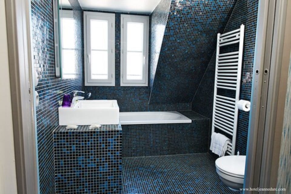 Family Room | Bathroom | Free toiletries, hair dryer, towels